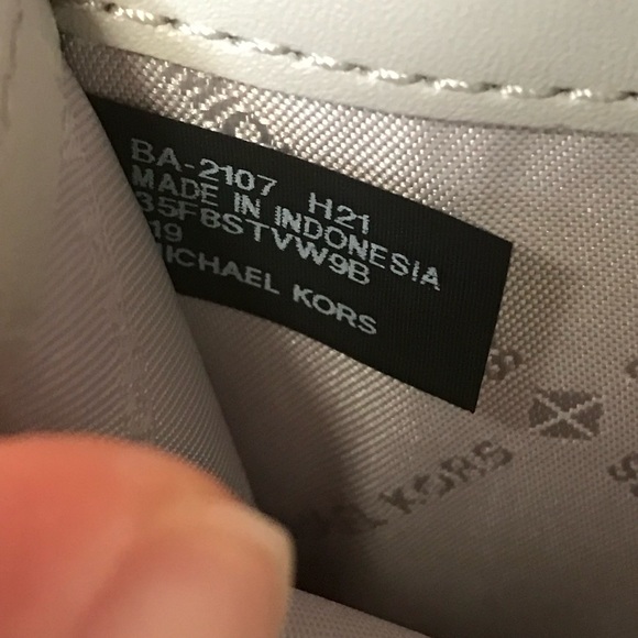 Michael Kors wallet🎈🎈 - Picture 7 of 7